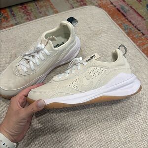 Clove Strada Womens shoe